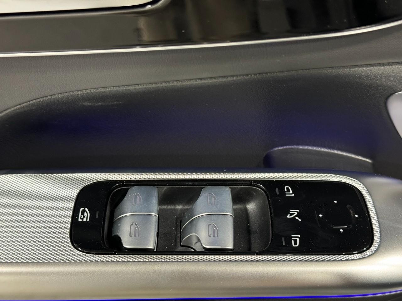 Mercedes-Benz GLC Vehicle Full-screen Gallery Image 25