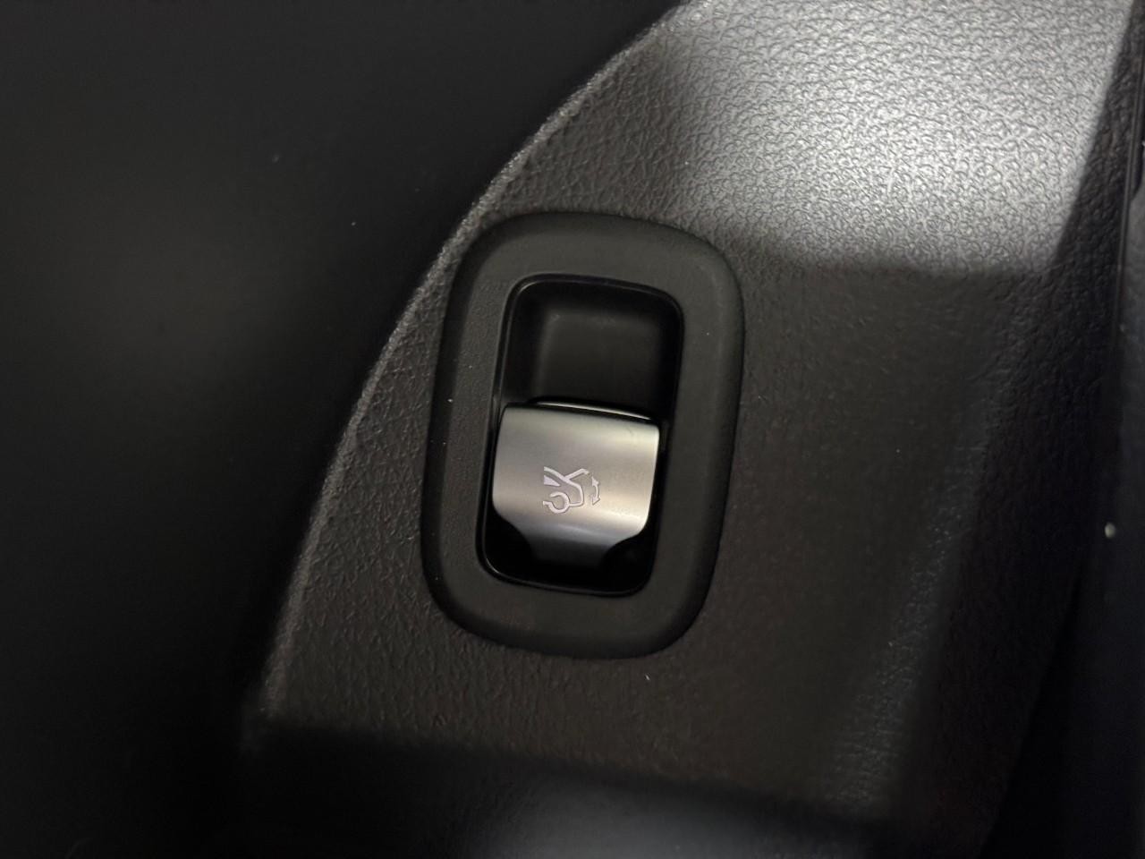 Mercedes-Benz GLC Vehicle Full-screen Gallery Image 27