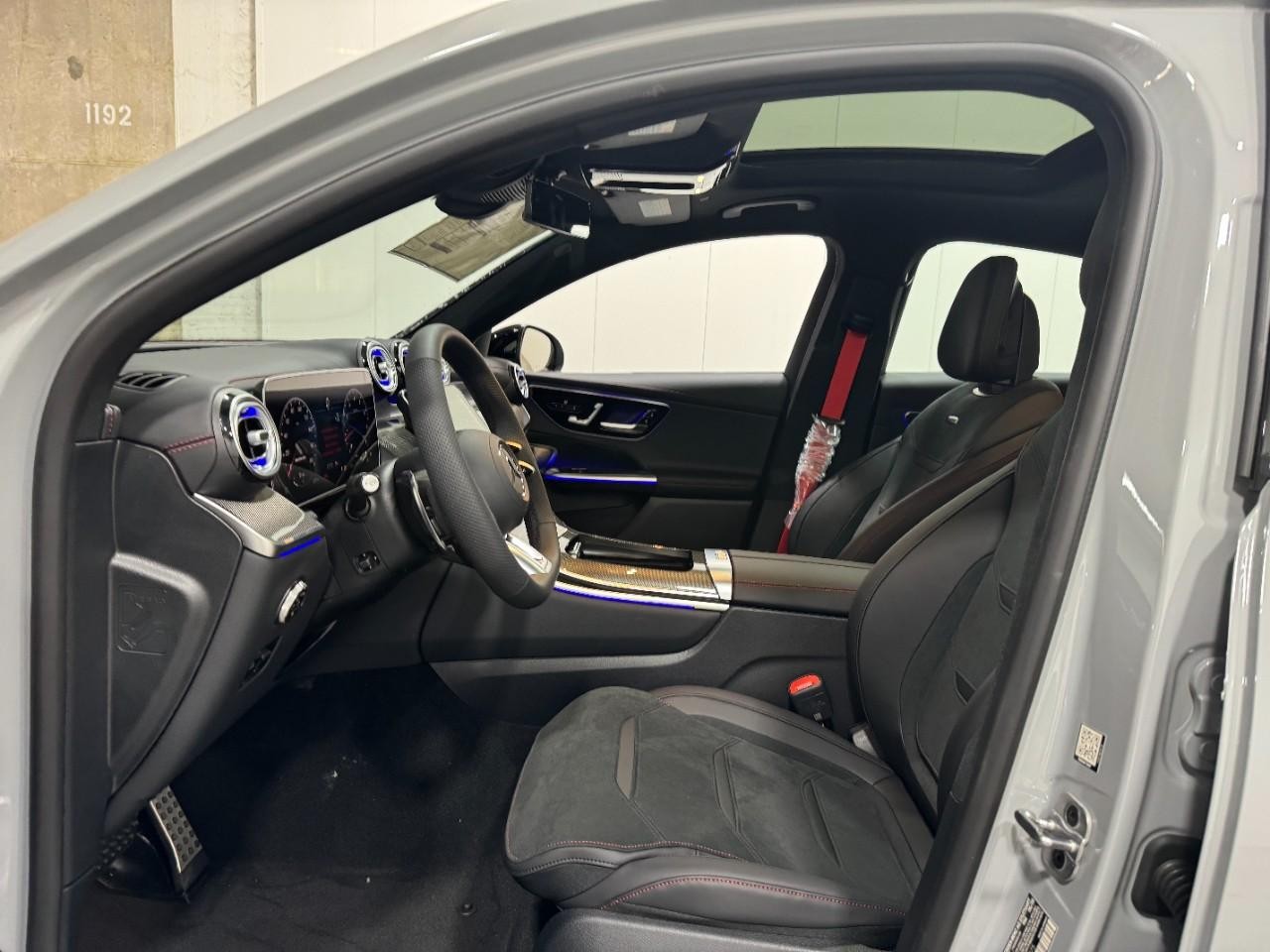 Mercedes-Benz GLC Vehicle Full-screen Gallery Image 28