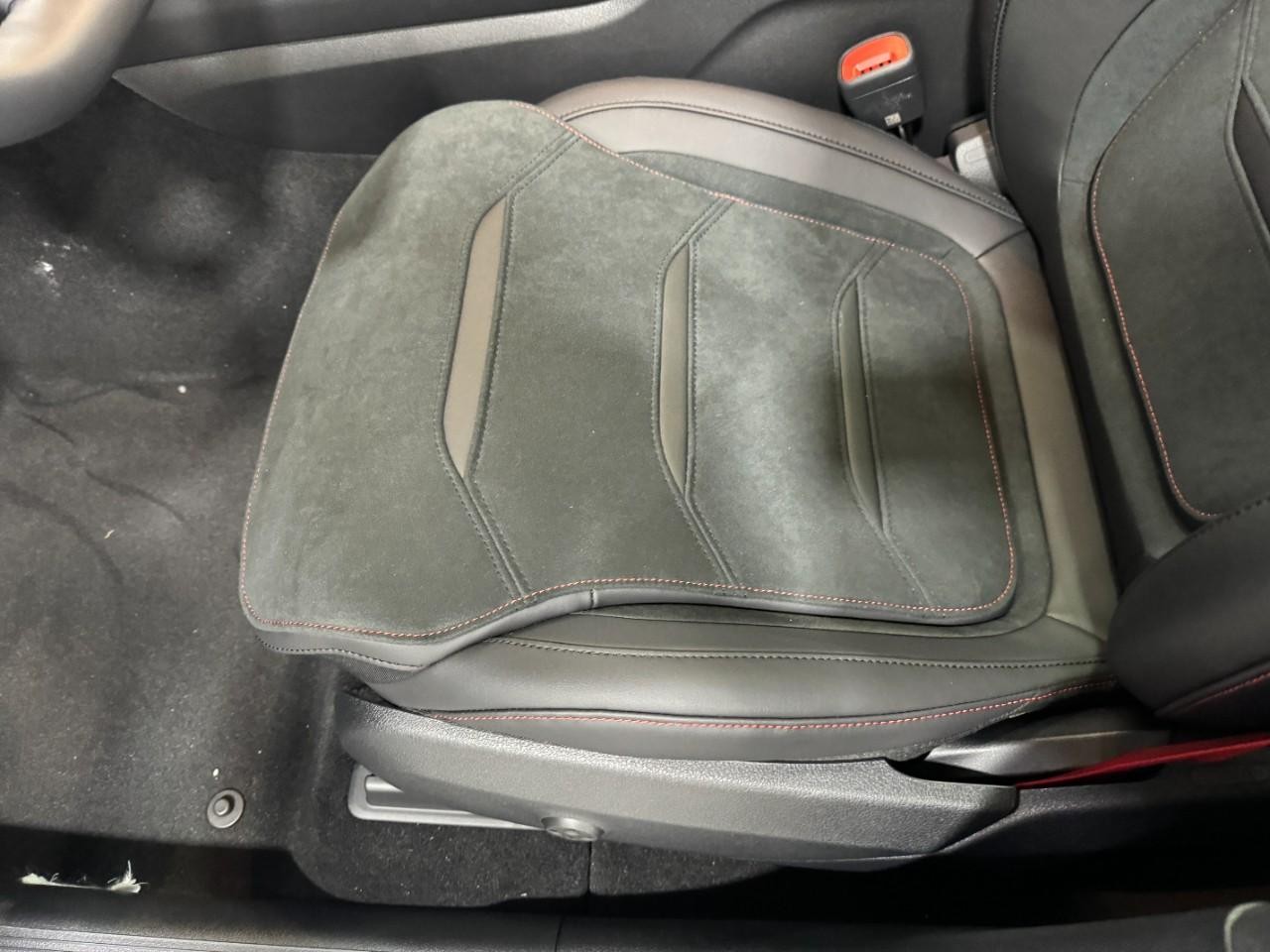 Mercedes-Benz GLC Vehicle Full-screen Gallery Image 29