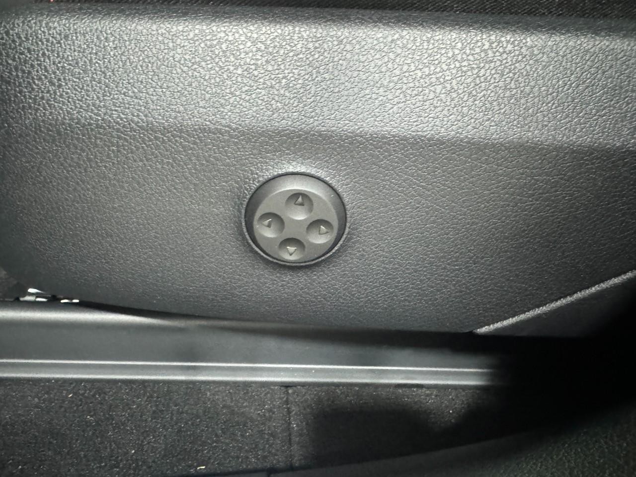 Mercedes-Benz GLC Vehicle Full-screen Gallery Image 30