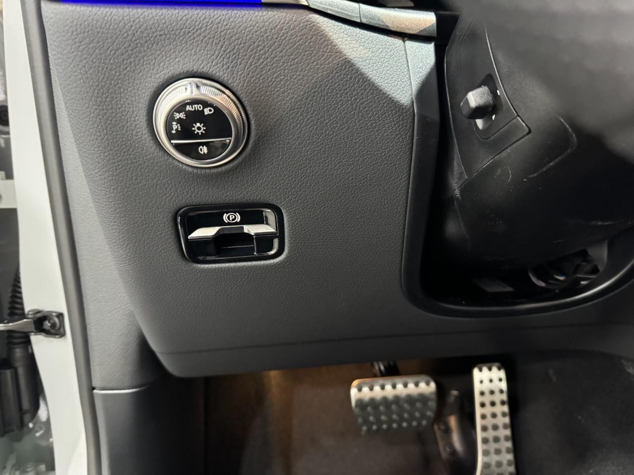 Mercedes-Benz GLC Vehicle Full-screen Gallery Image 31