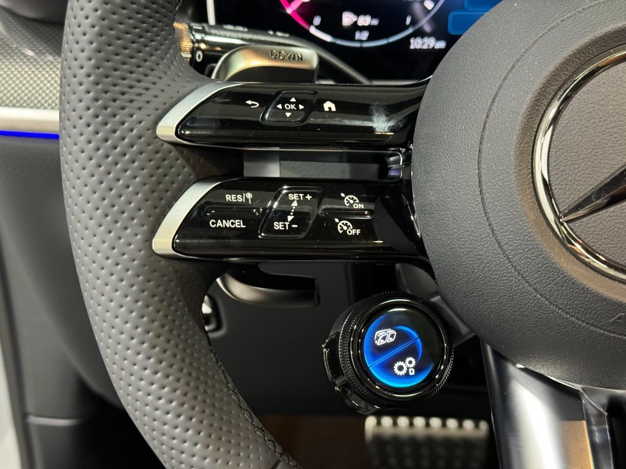 Mercedes-Benz GLC Vehicle Full-screen Gallery Image 32