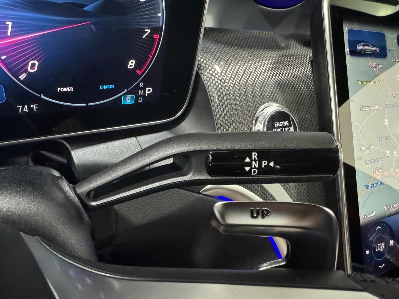 Mercedes-Benz GLC Vehicle Full-screen Gallery Image 35