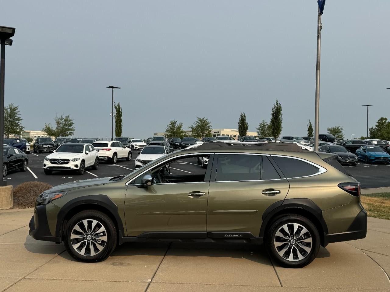 Subaru Outback Vehicle Full-screen Gallery Image 2