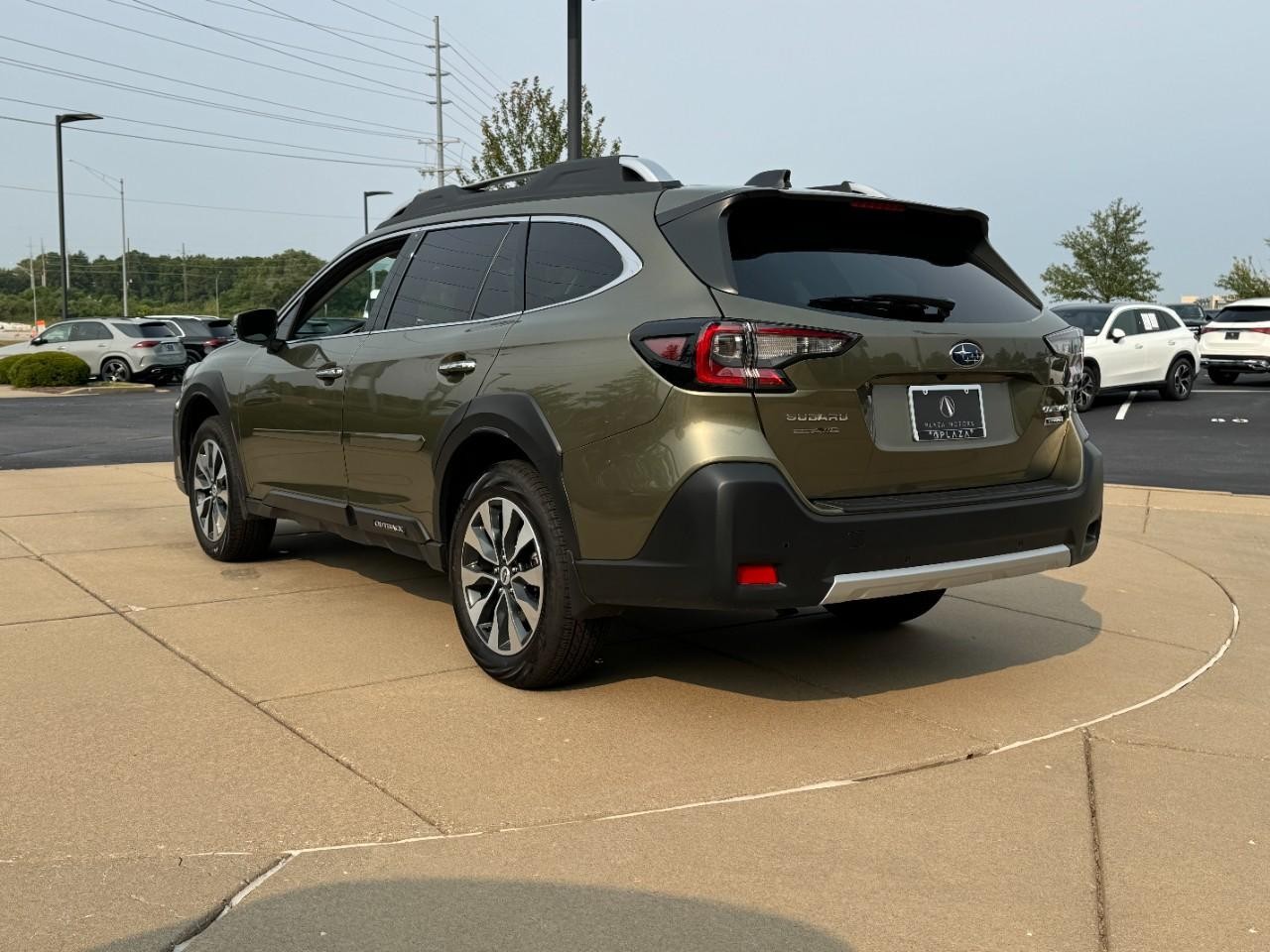 Subaru Outback Vehicle Full-screen Gallery Image 3