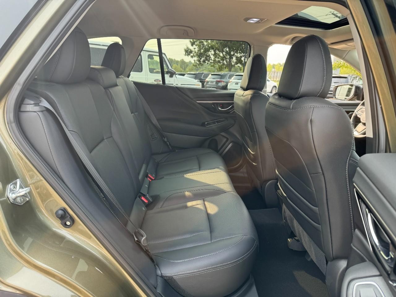 Subaru Outback Vehicle Full-screen Gallery Image 10