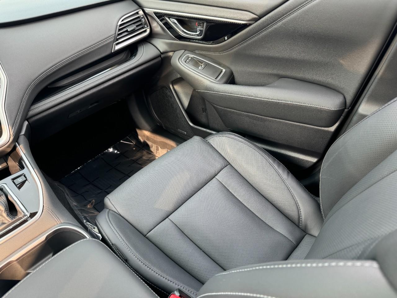 Subaru Outback Vehicle Full-screen Gallery Image 17