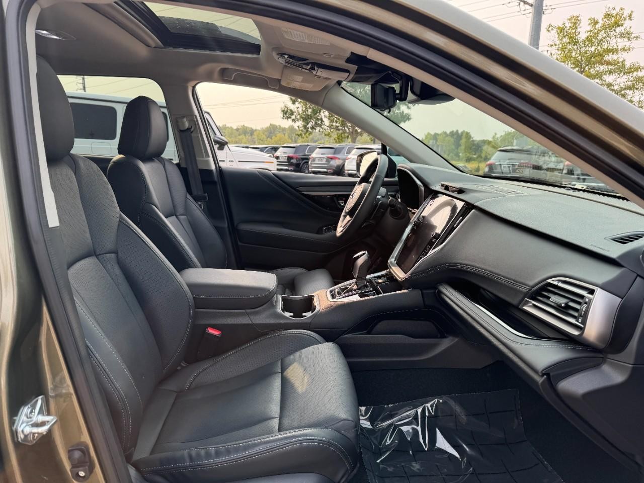 Subaru Outback Vehicle Full-screen Gallery Image 18