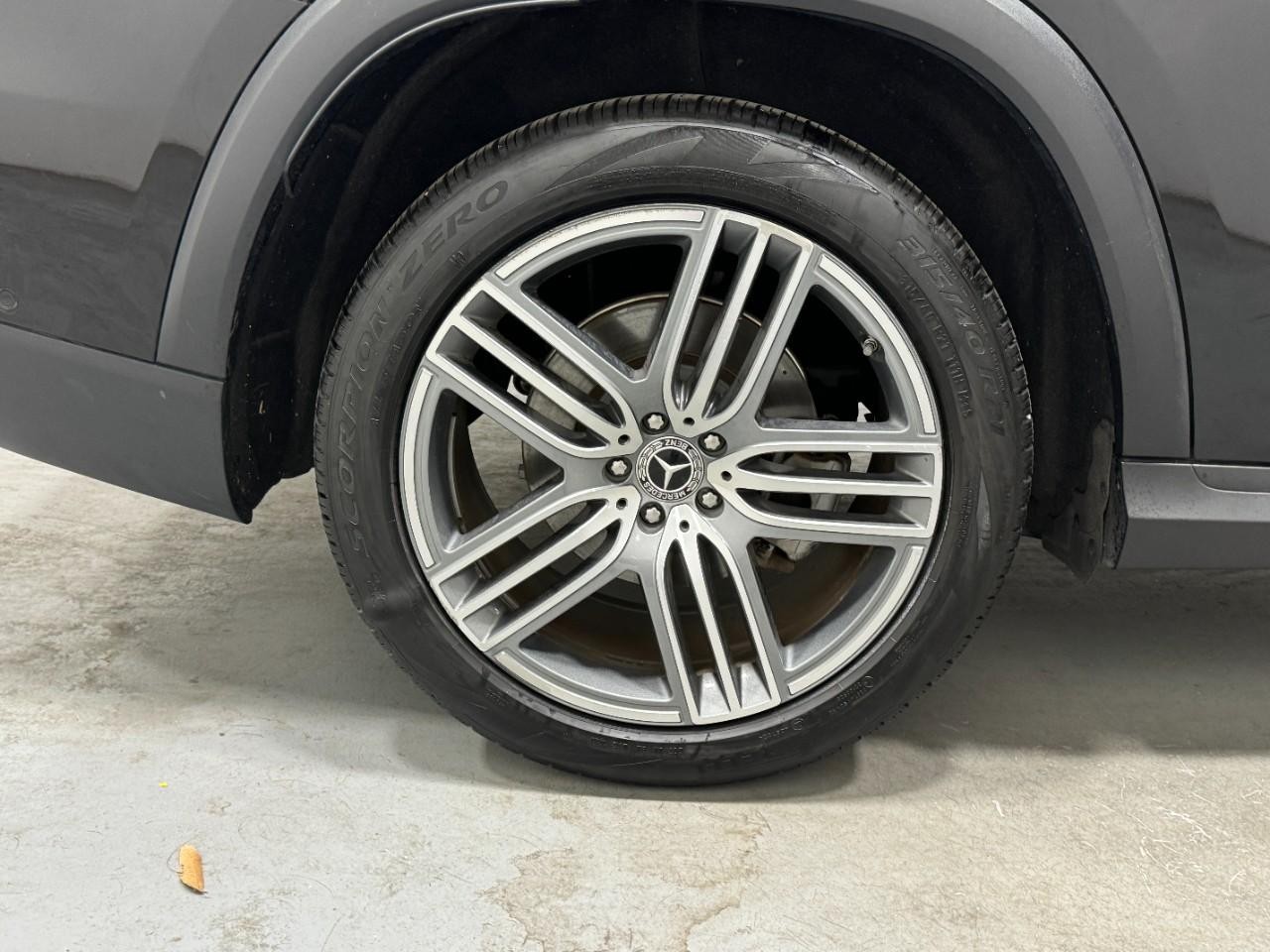 Mercedes-Benz GLS Vehicle Full-screen Gallery Image 5