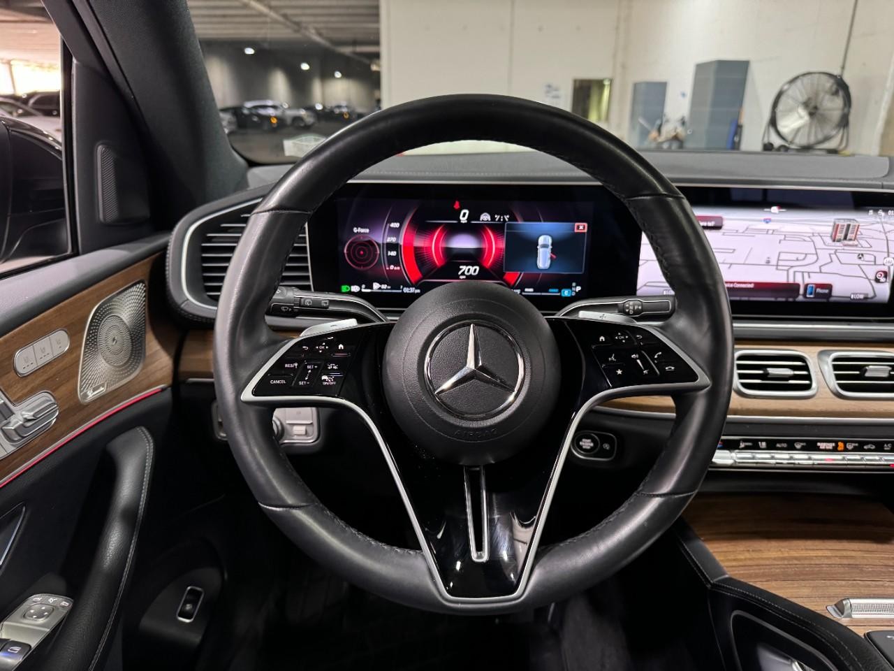 Mercedes-Benz GLS Vehicle Full-screen Gallery Image 16