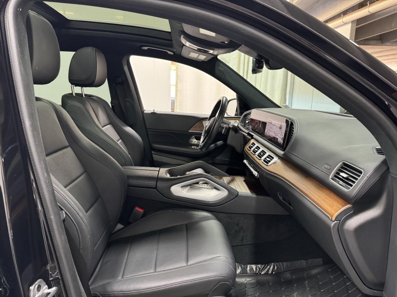 Mercedes-Benz GLS Vehicle Full-screen Gallery Image 21