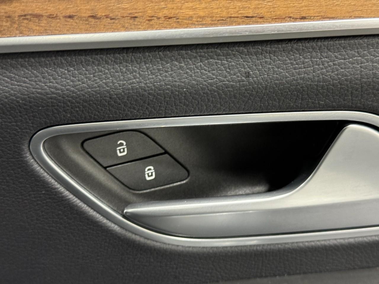 Mercedes-Benz GLS Vehicle Full-screen Gallery Image 25