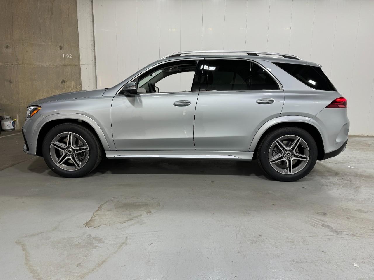 Mercedes-Benz GLE Vehicle Full-screen Gallery Image 2