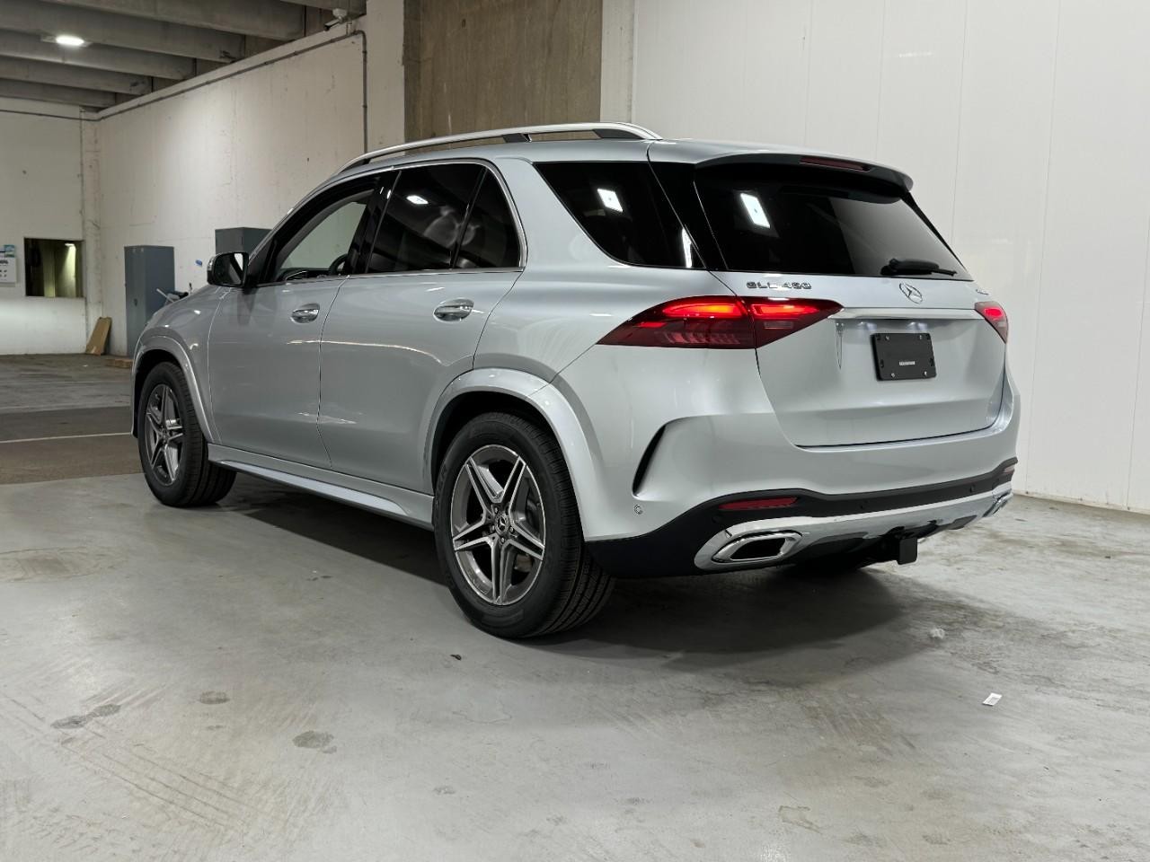 Mercedes-Benz GLE Vehicle Full-screen Gallery Image 3