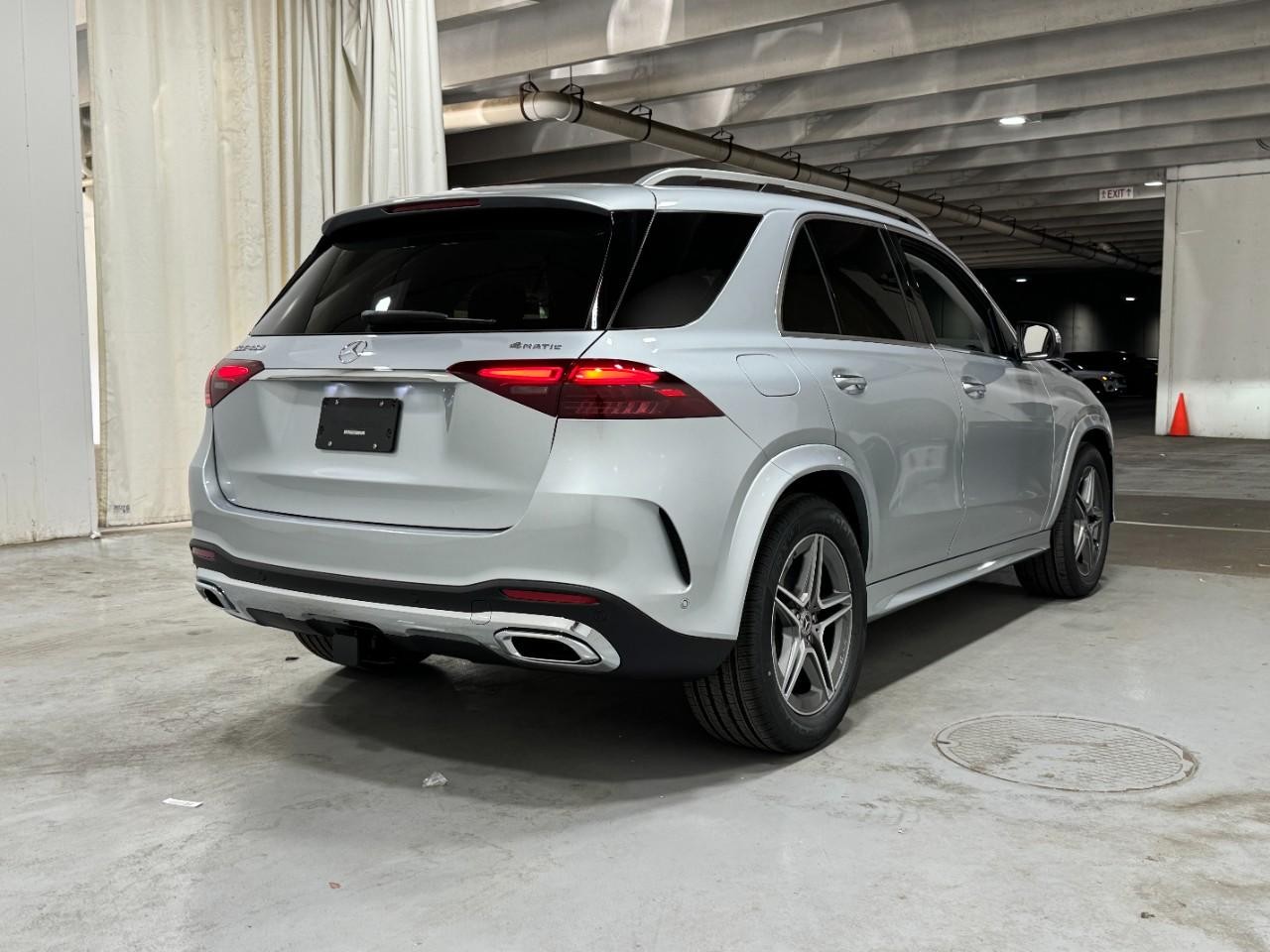 Mercedes-Benz GLE Vehicle Full-screen Gallery Image 4