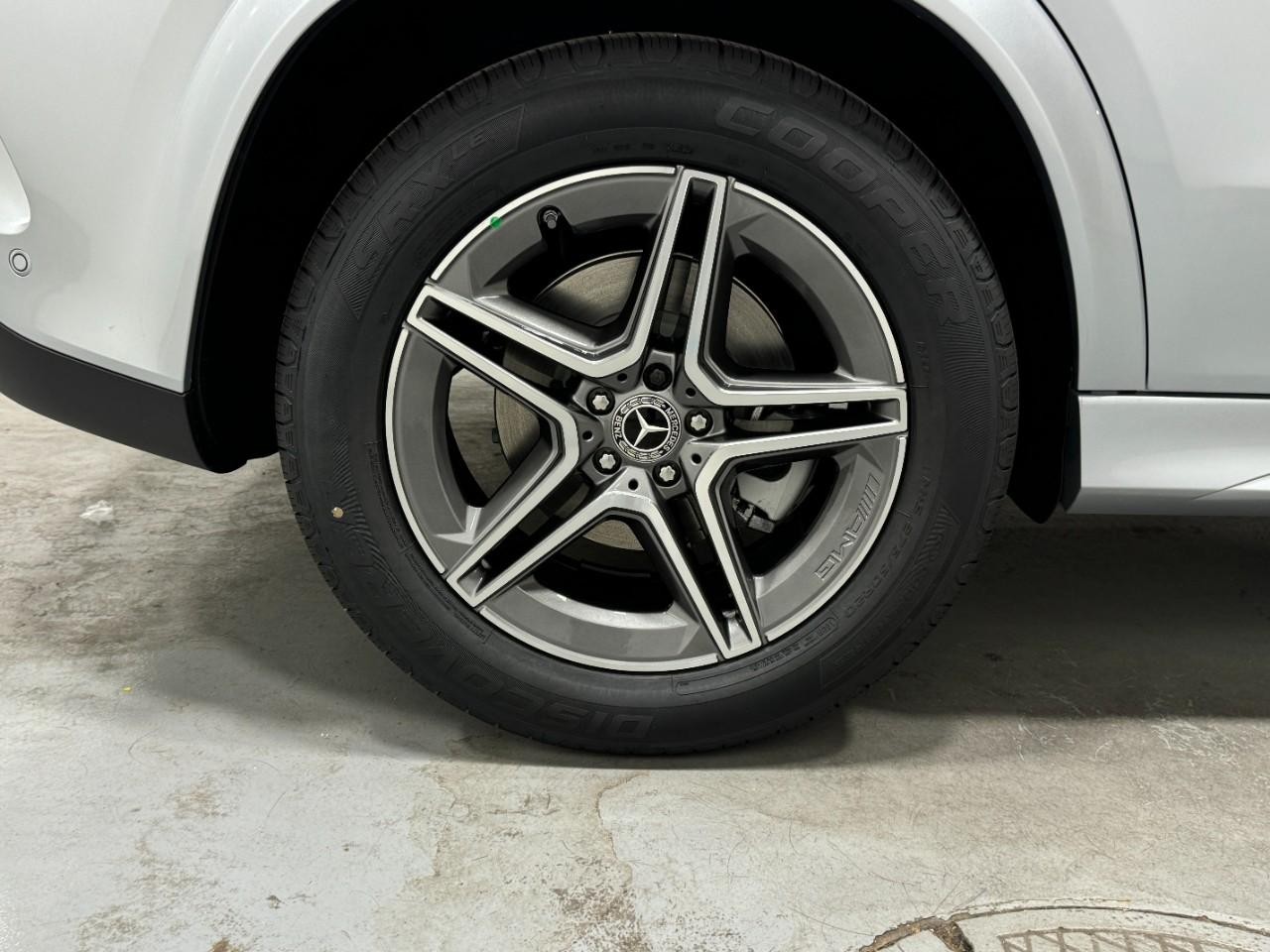 Mercedes-Benz GLE Vehicle Full-screen Gallery Image 5