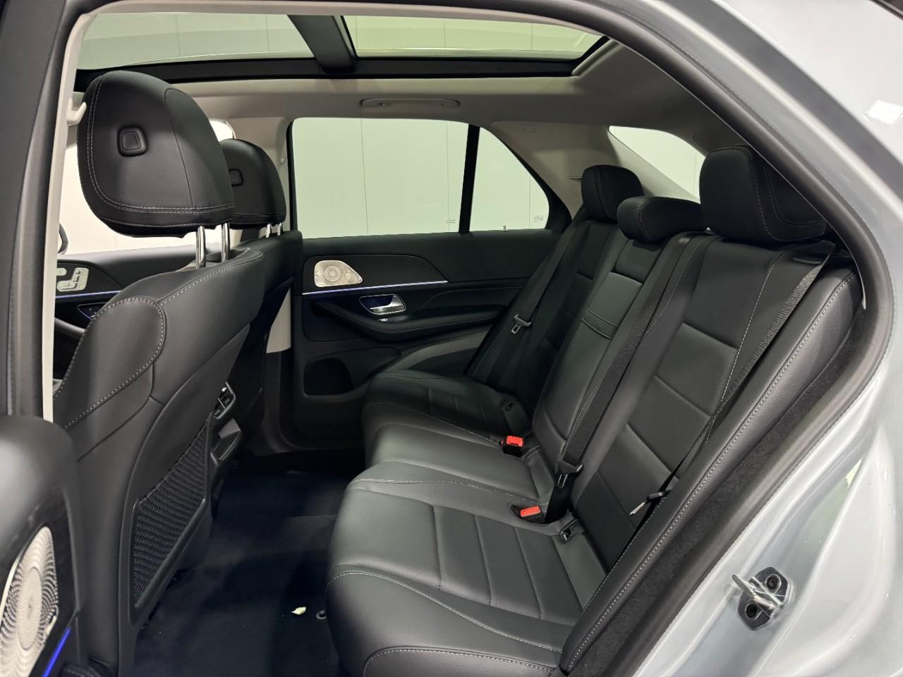 Mercedes-Benz GLE Vehicle Full-screen Gallery Image 8