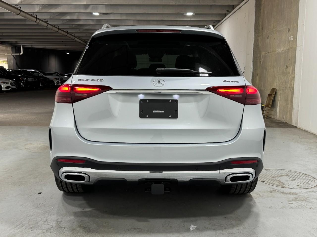 Mercedes-Benz GLE Vehicle Full-screen Gallery Image 9
