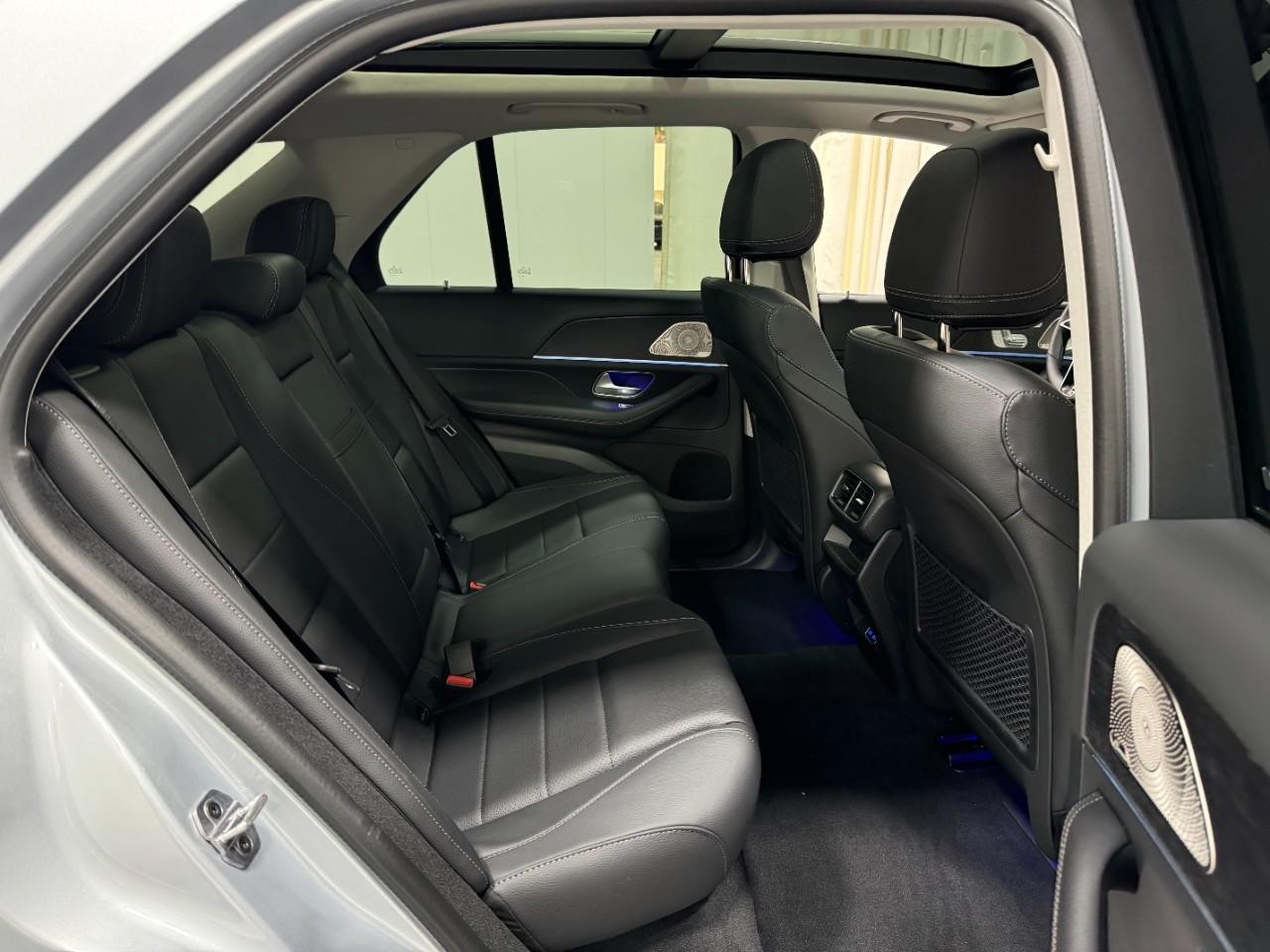 Mercedes-Benz GLE Vehicle Full-screen Gallery Image 10