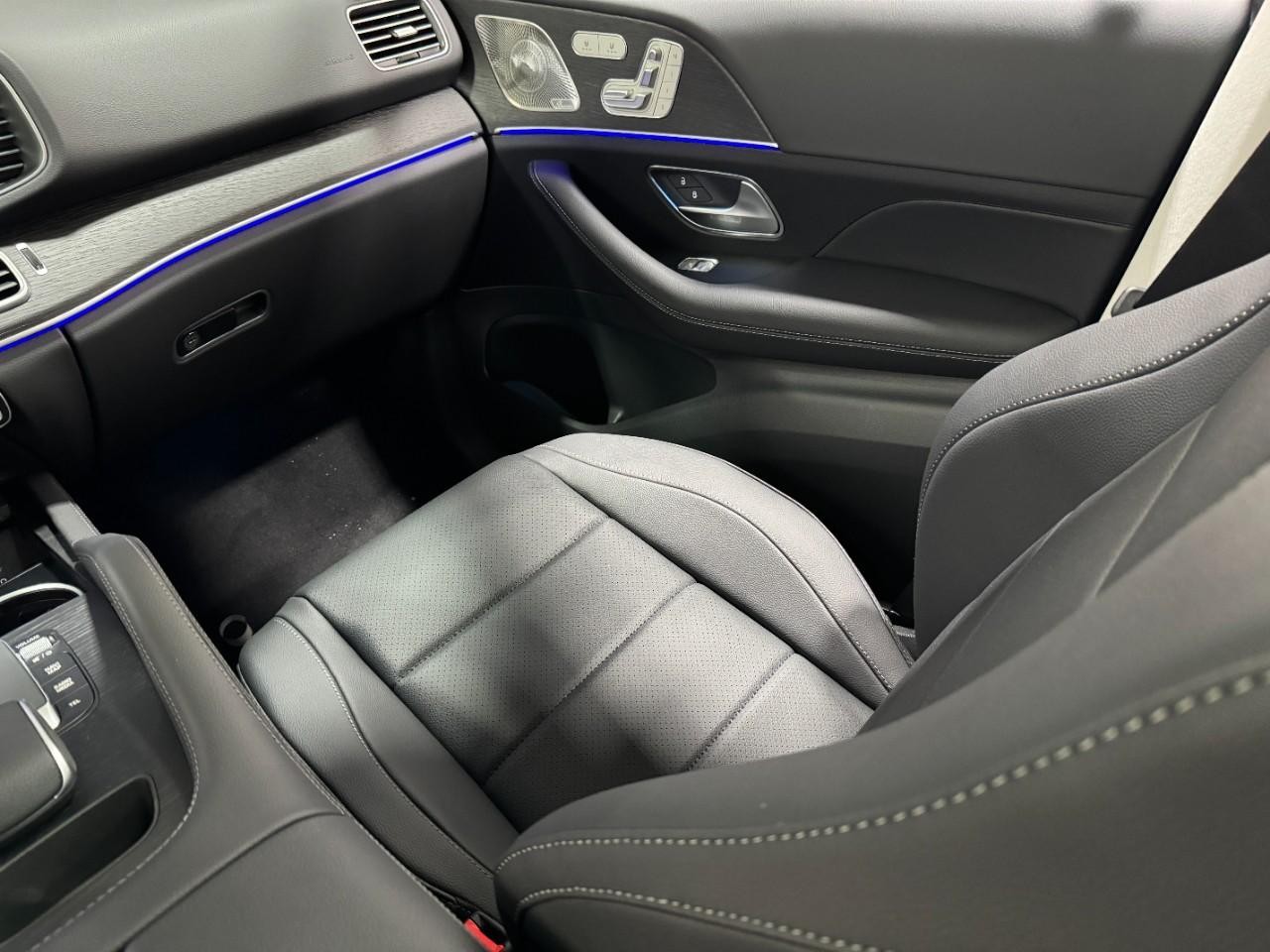 Mercedes-Benz GLE Vehicle Full-screen Gallery Image 17