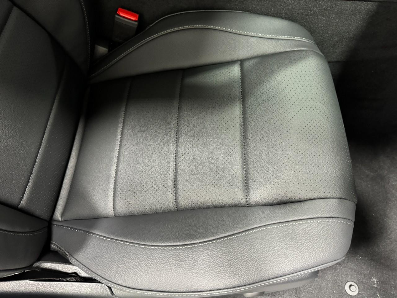 Mercedes-Benz GLE Vehicle Full-screen Gallery Image 19