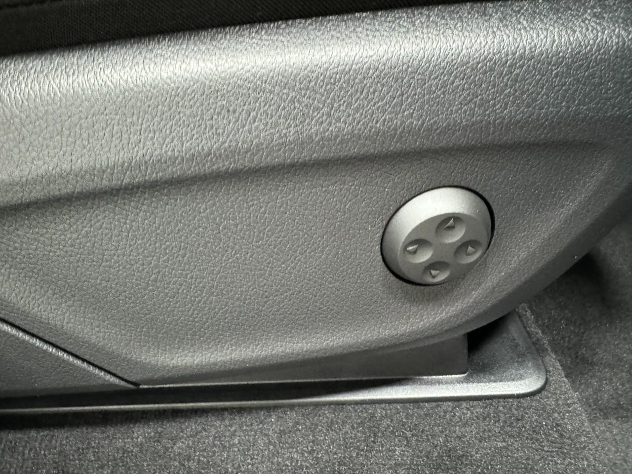 Mercedes-Benz GLE Vehicle Full-screen Gallery Image 20