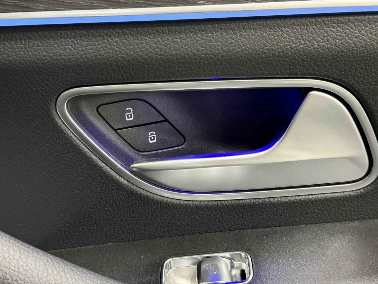 Mercedes-Benz GLE Vehicle Full-screen Gallery Image 22