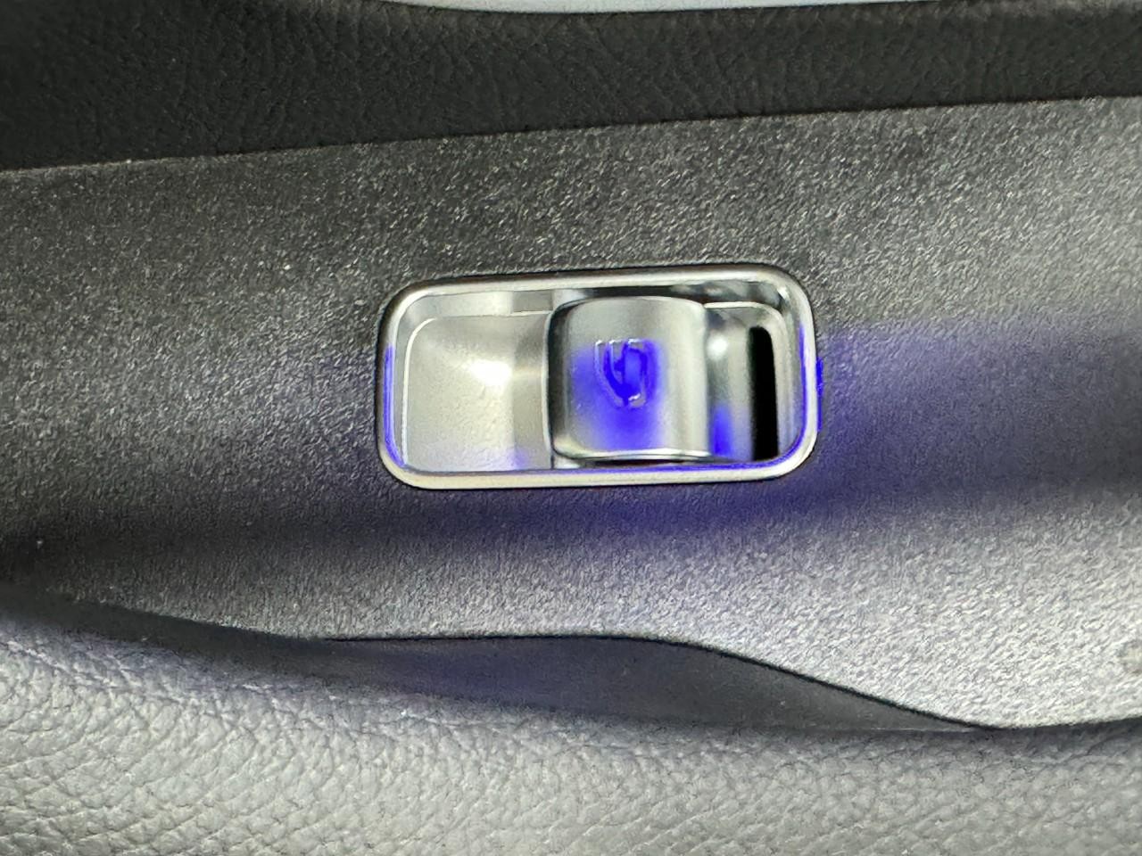 Mercedes-Benz GLE Vehicle Full-screen Gallery Image 23