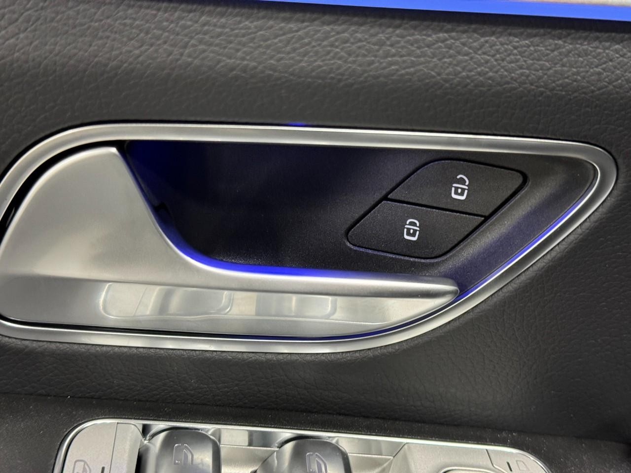 Mercedes-Benz GLE Vehicle Full-screen Gallery Image 26