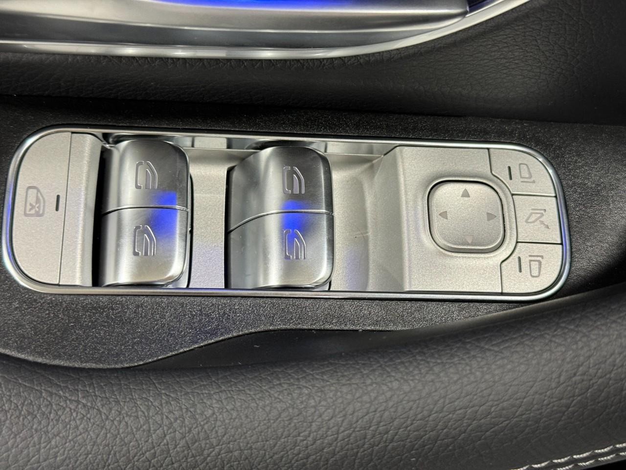 Mercedes-Benz GLE Vehicle Full-screen Gallery Image 27