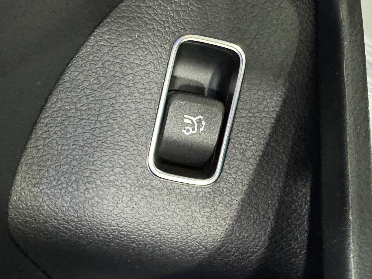 Mercedes-Benz GLE Vehicle Full-screen Gallery Image 28