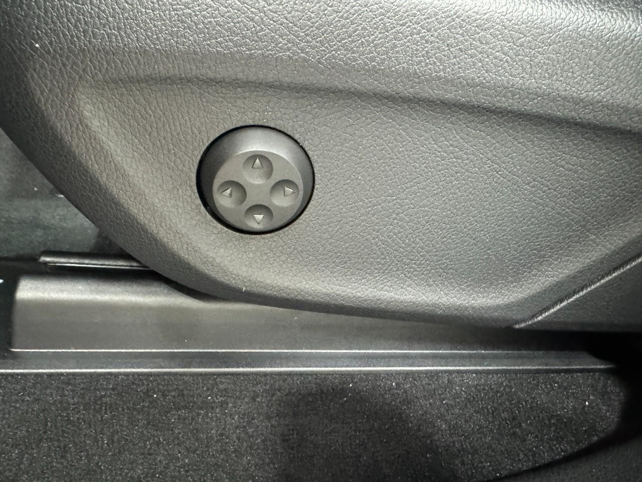 Mercedes-Benz GLE Vehicle Full-screen Gallery Image 31