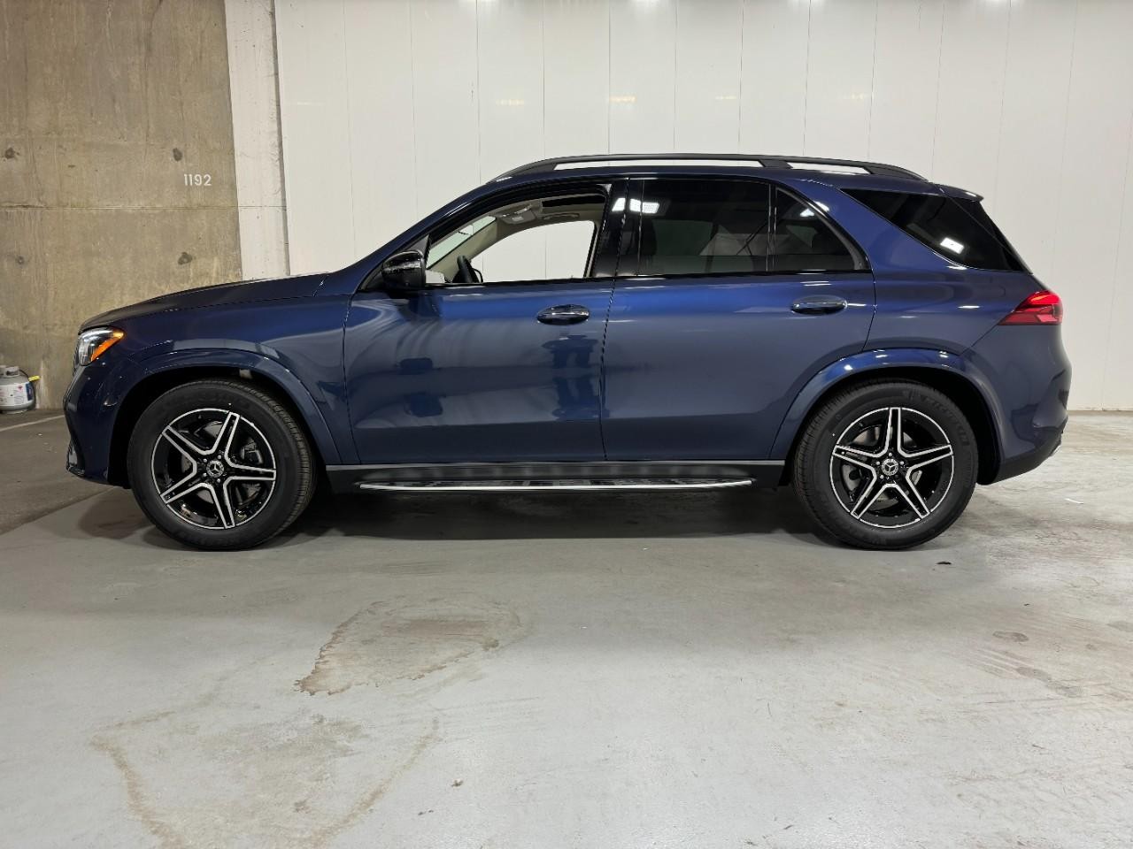 Mercedes-Benz GLE Vehicle Full-screen Gallery Image 2