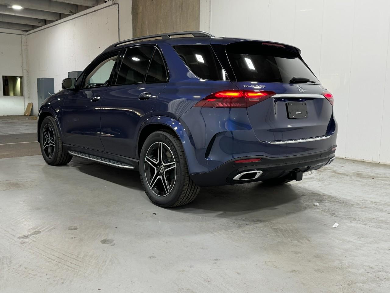 Mercedes-Benz GLE Vehicle Full-screen Gallery Image 3