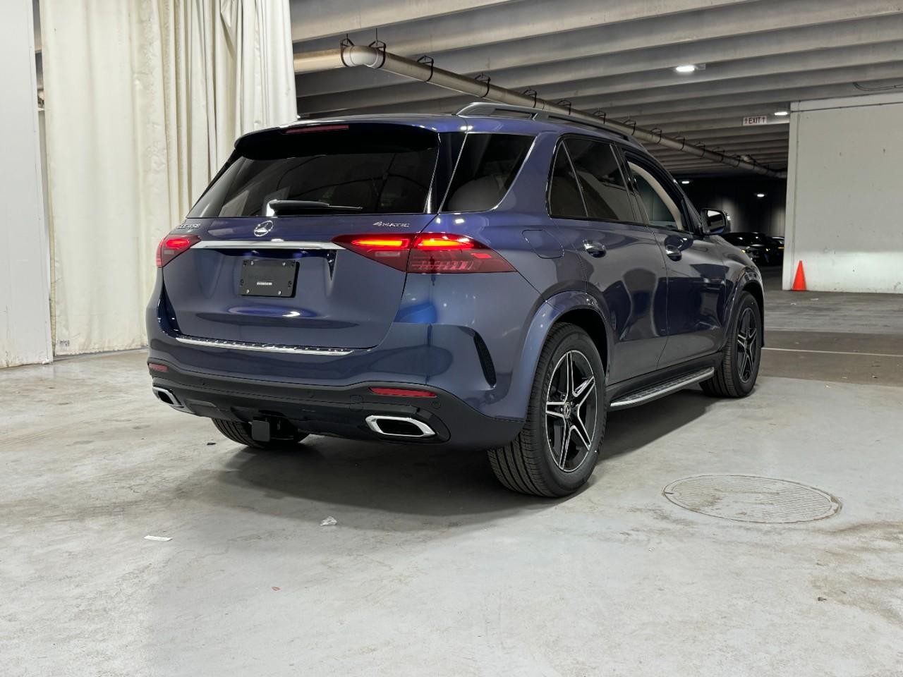 Mercedes-Benz GLE Vehicle Full-screen Gallery Image 4