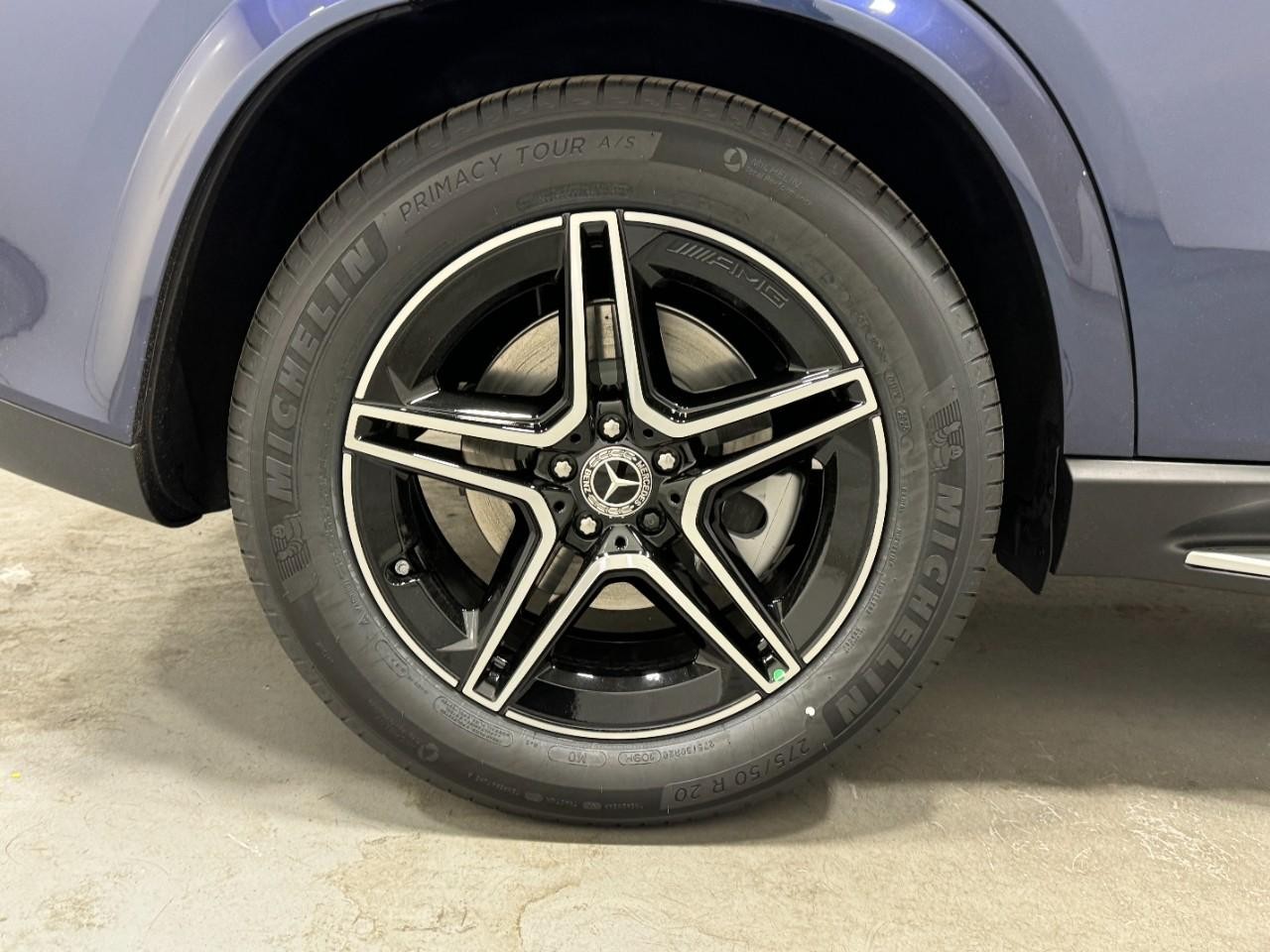 Mercedes-Benz GLE Vehicle Full-screen Gallery Image 5