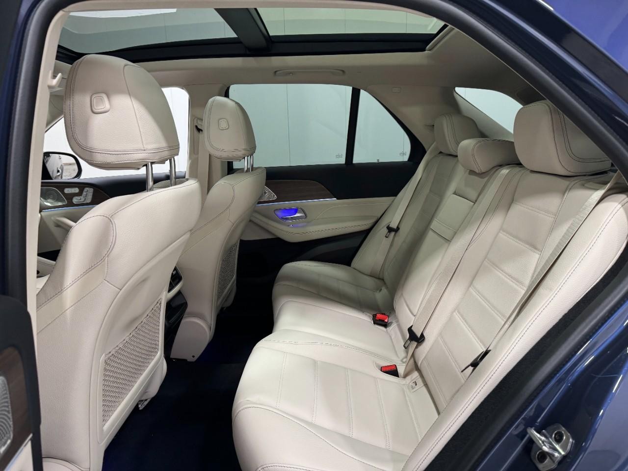 Mercedes-Benz GLE Vehicle Full-screen Gallery Image 8