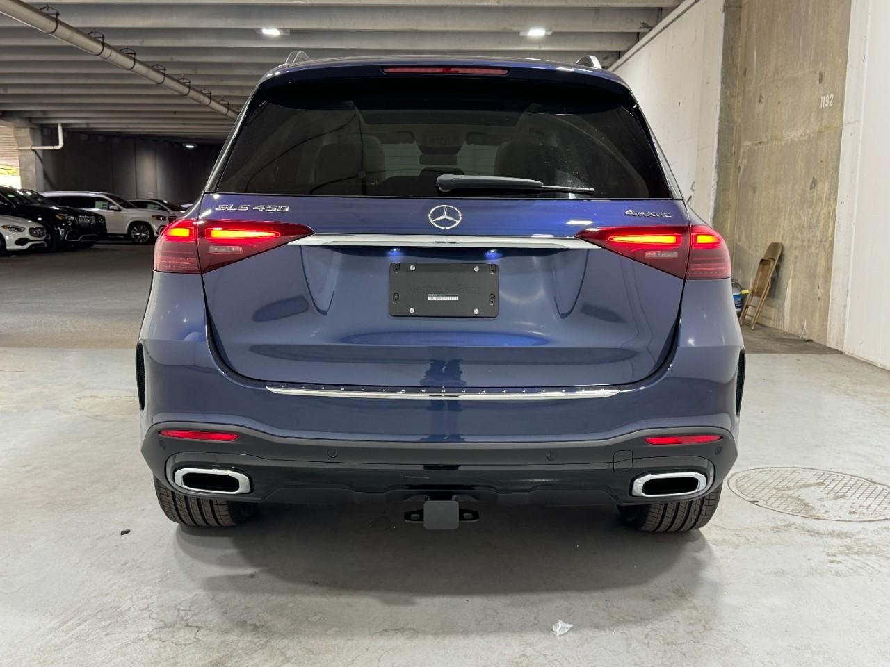 Mercedes-Benz GLE Vehicle Full-screen Gallery Image 9