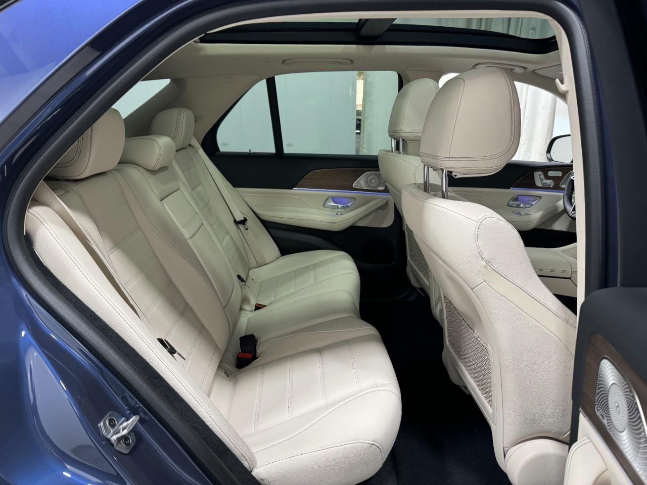 Mercedes-Benz GLE Vehicle Full-screen Gallery Image 10