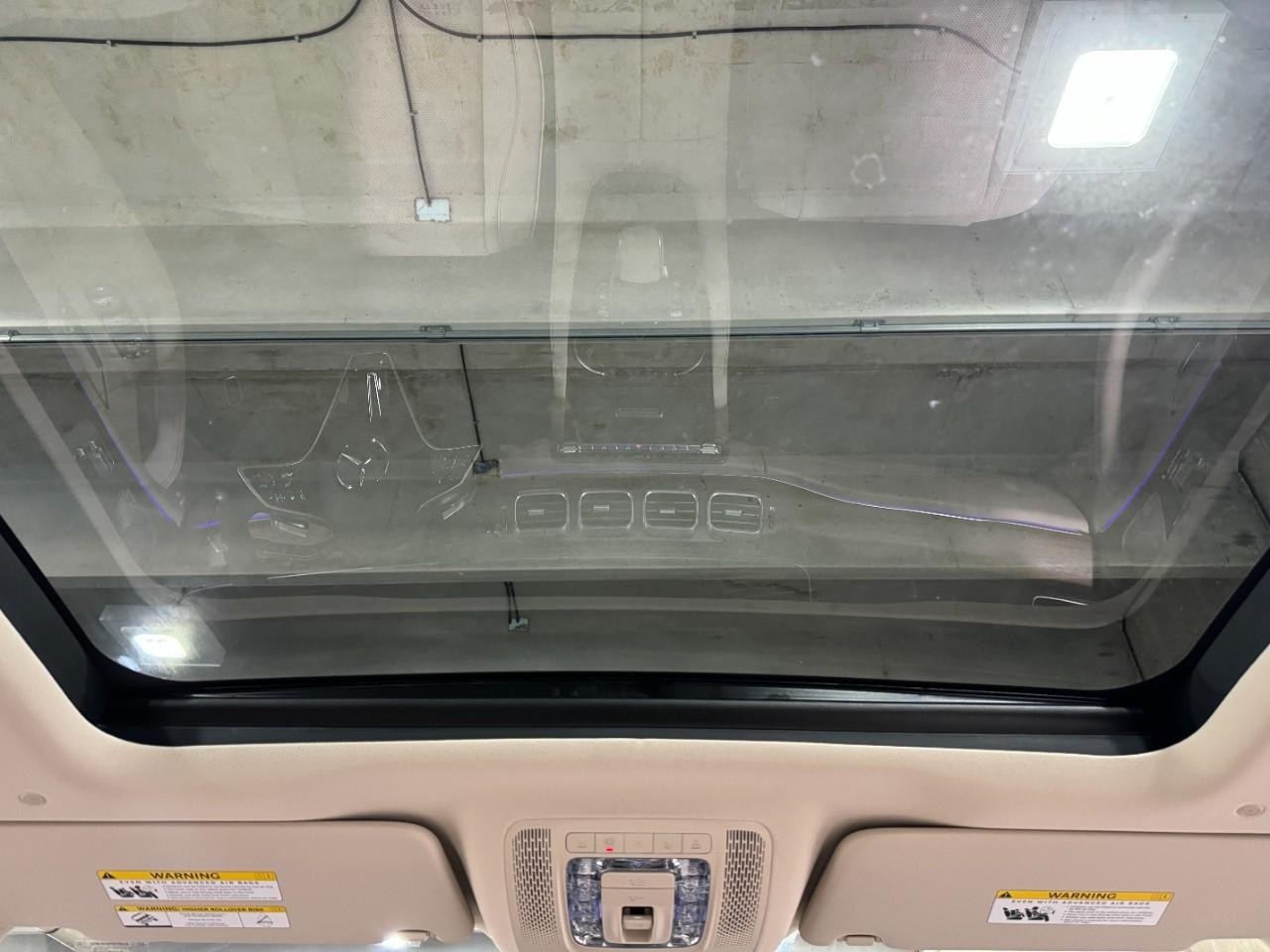 Mercedes-Benz GLE Vehicle Full-screen Gallery Image 11