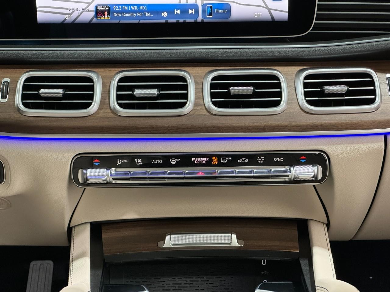 Mercedes-Benz GLE Vehicle Full-screen Gallery Image 15