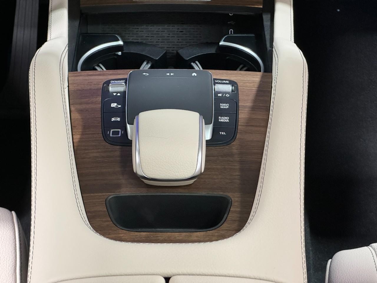 Mercedes-Benz GLE Vehicle Full-screen Gallery Image 16