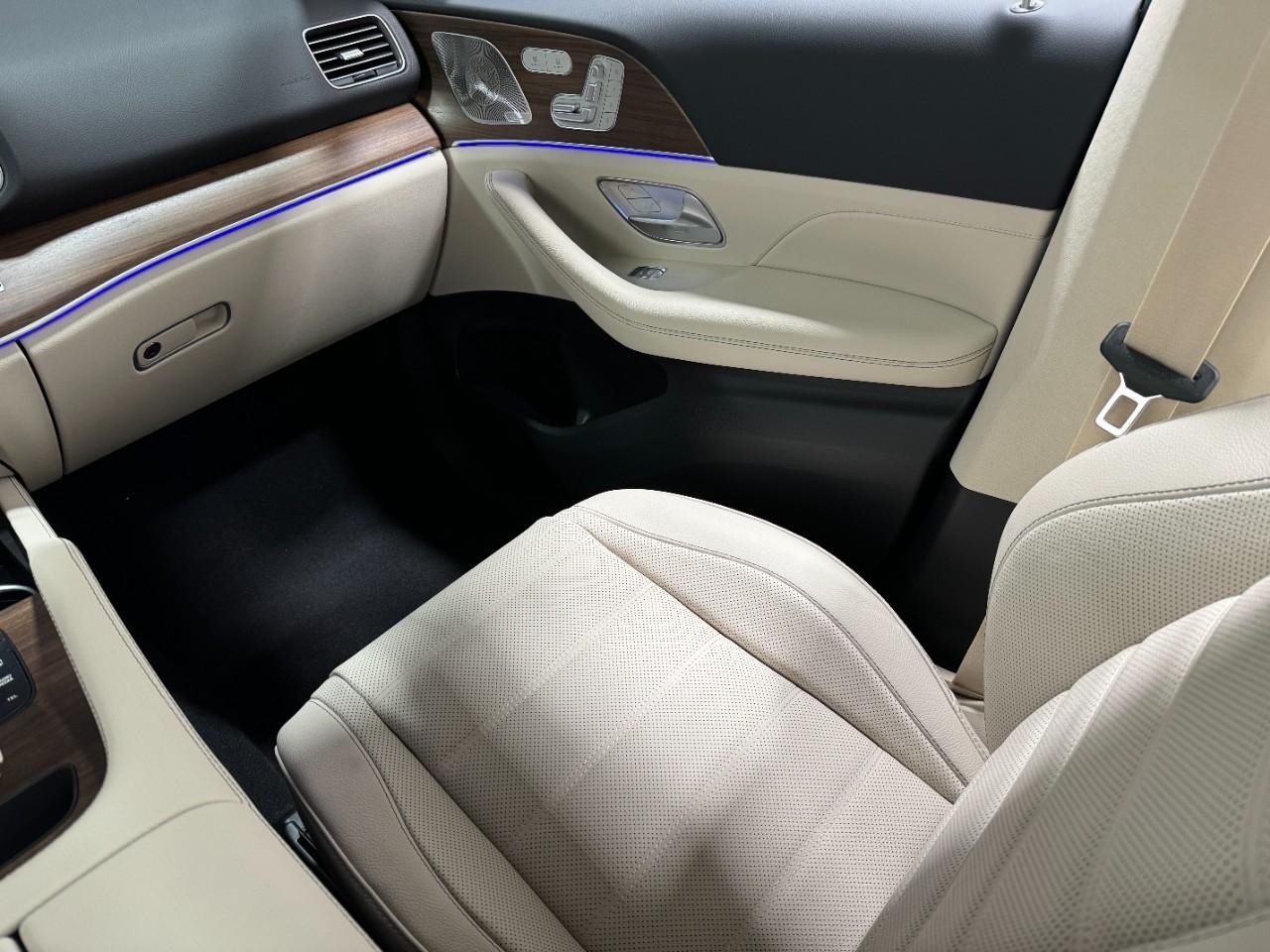 Mercedes-Benz GLE Vehicle Full-screen Gallery Image 17