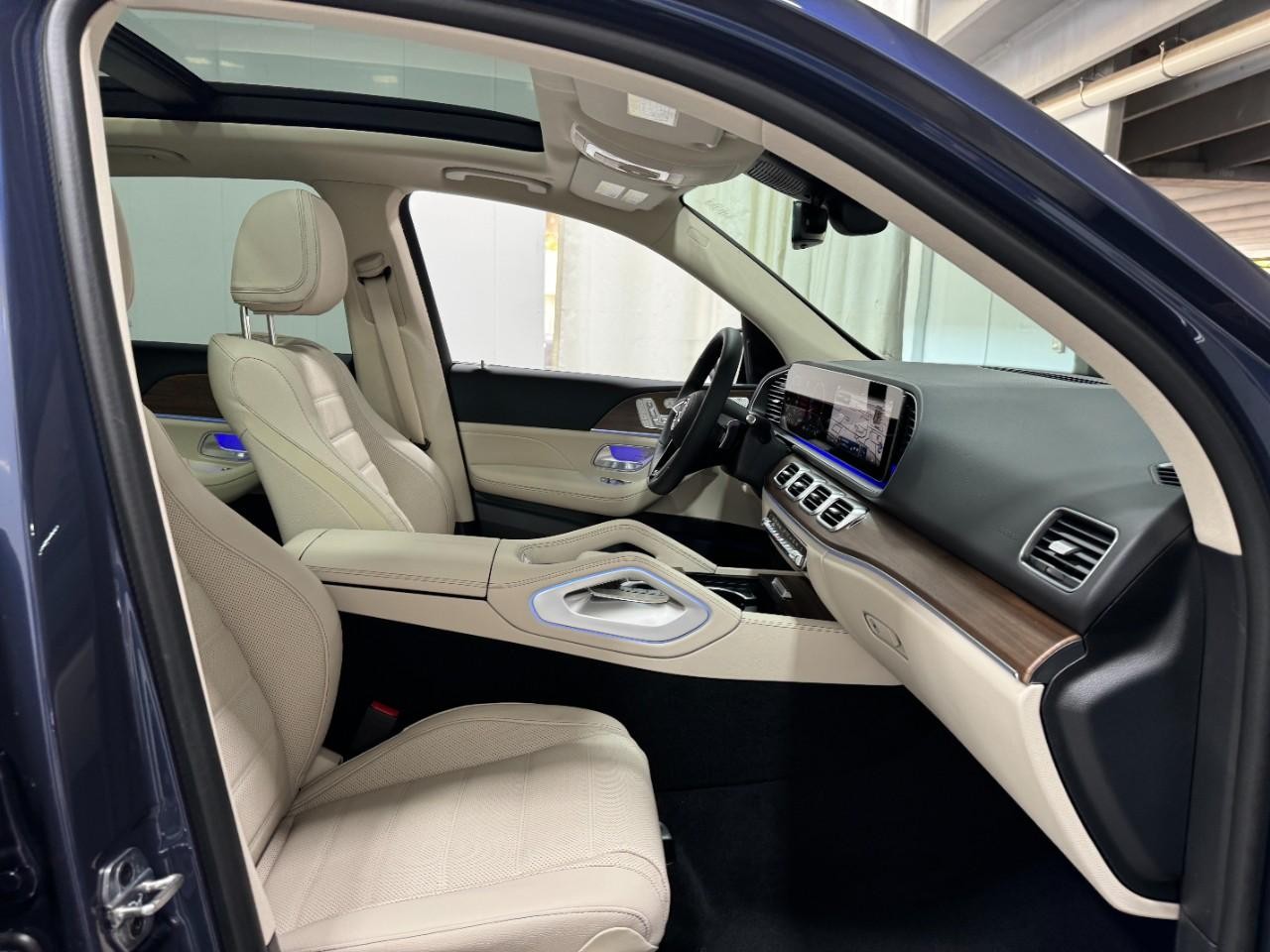 Mercedes-Benz GLE Vehicle Full-screen Gallery Image 18