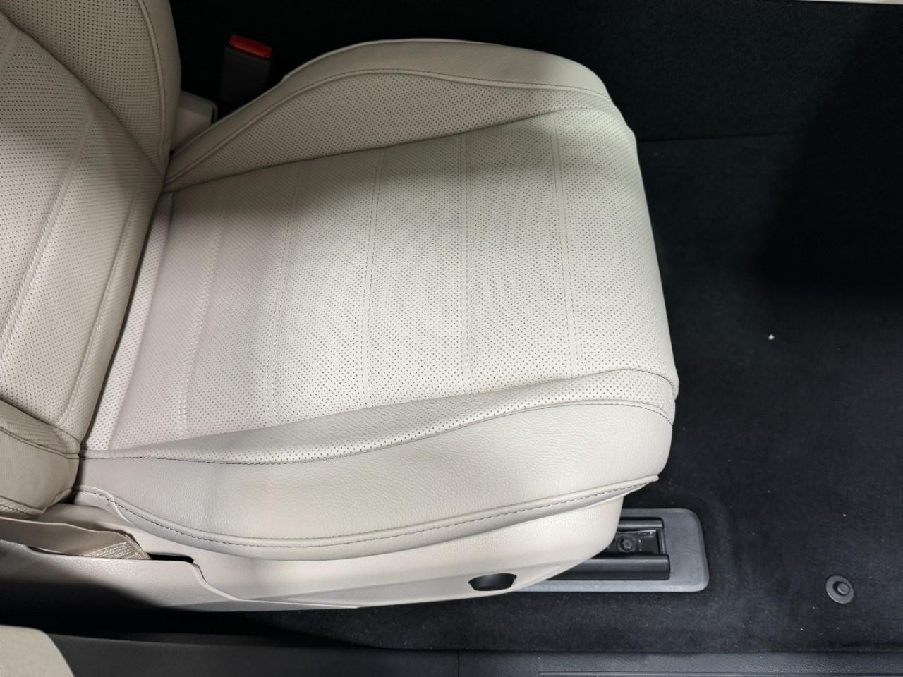 Mercedes-Benz GLE Vehicle Full-screen Gallery Image 19