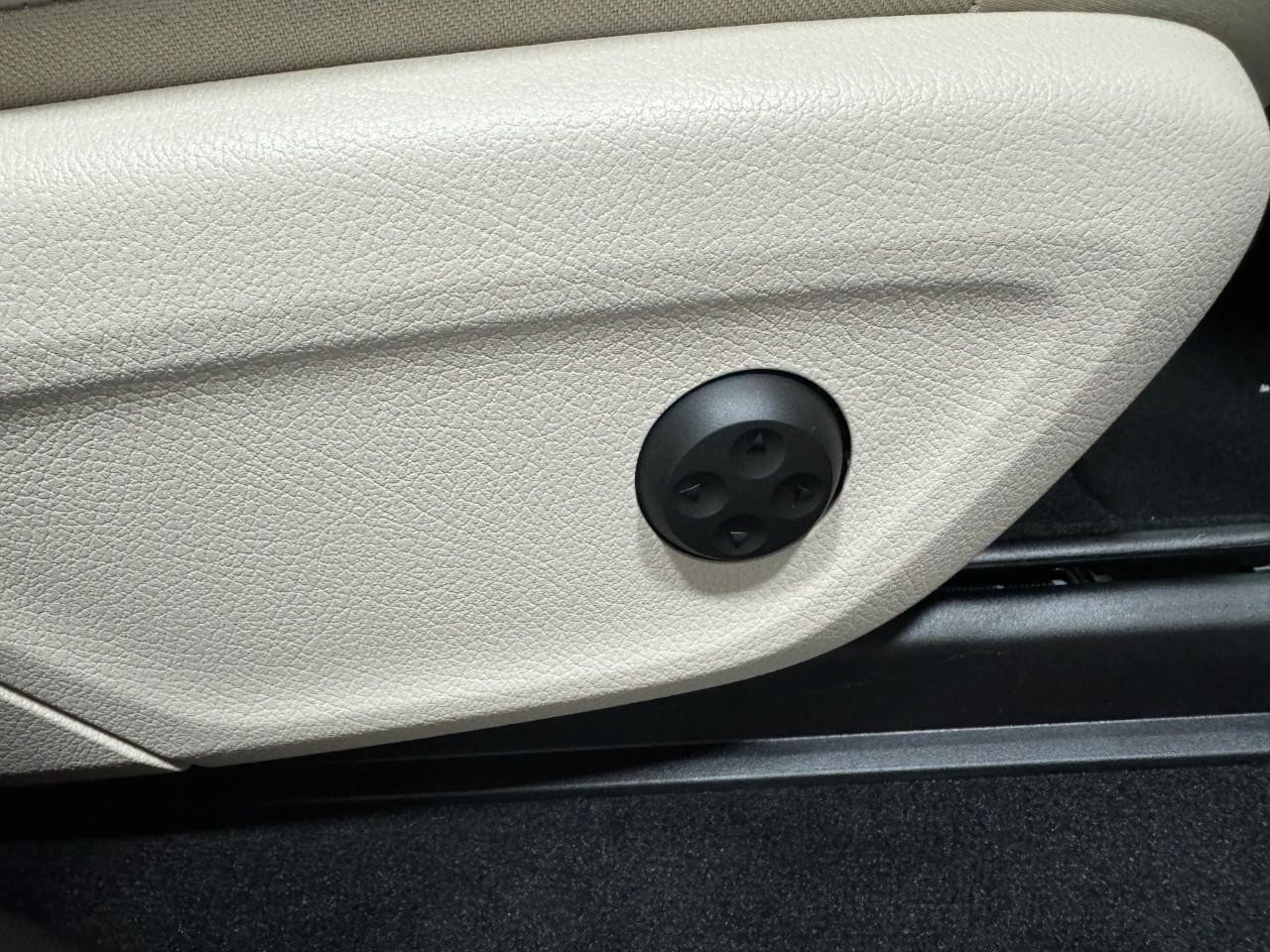 Mercedes-Benz GLE Vehicle Full-screen Gallery Image 20