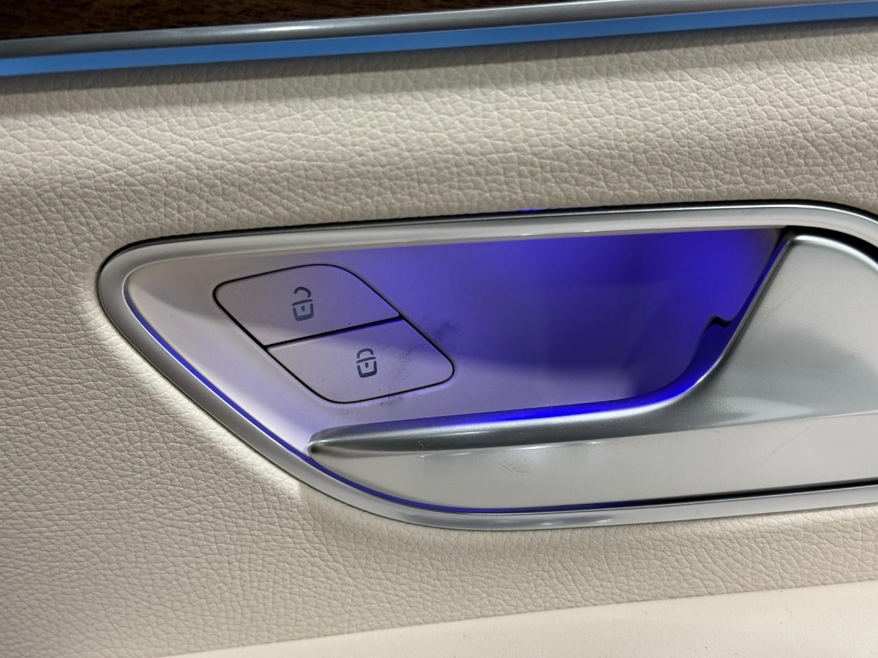 Mercedes-Benz GLE Vehicle Full-screen Gallery Image 22