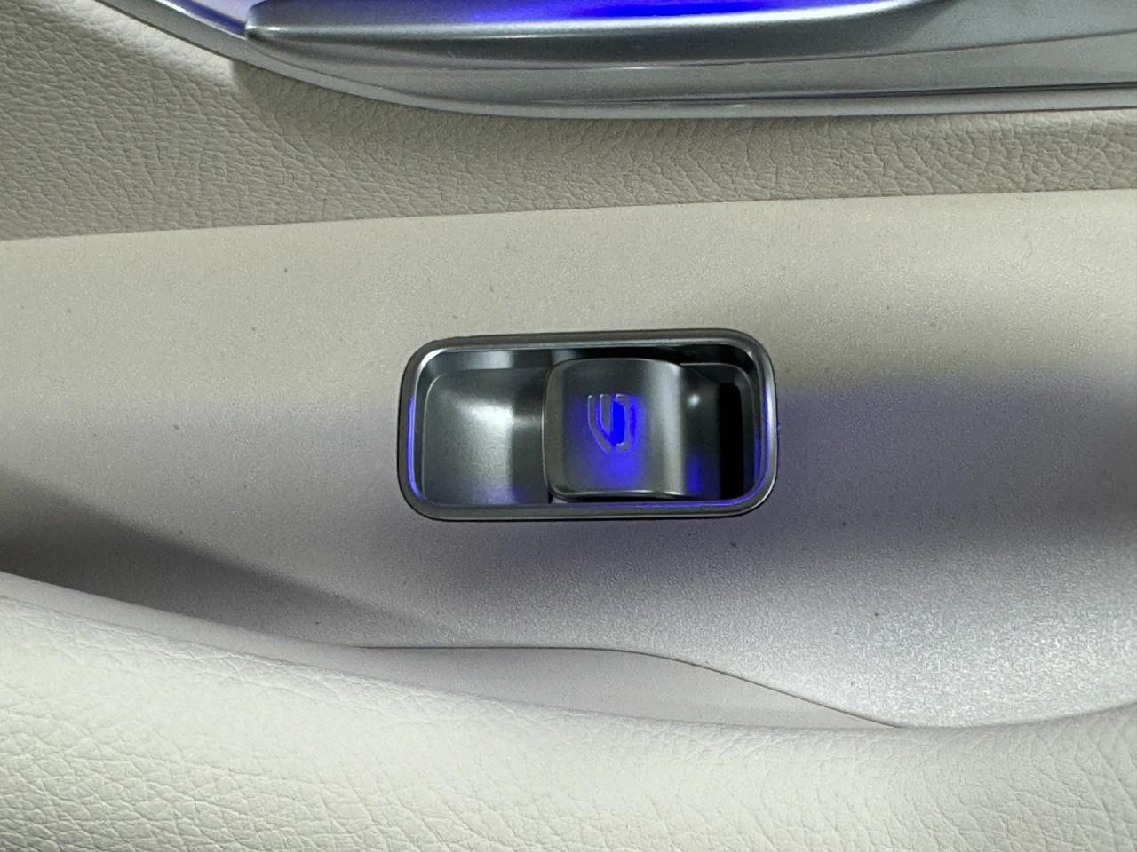 Mercedes-Benz GLE Vehicle Full-screen Gallery Image 23