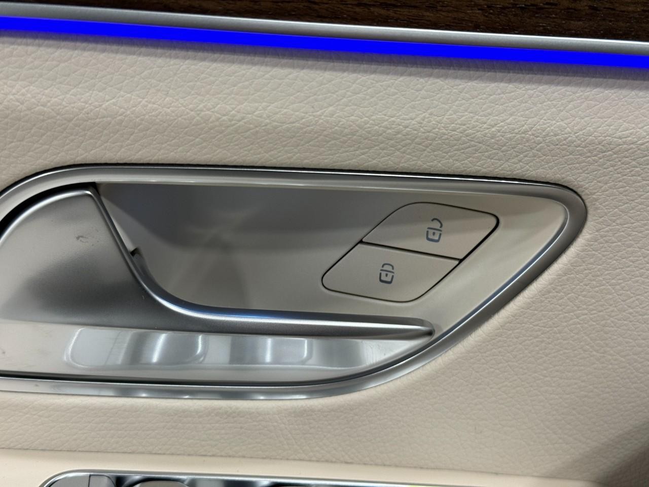 Mercedes-Benz GLE Vehicle Full-screen Gallery Image 26